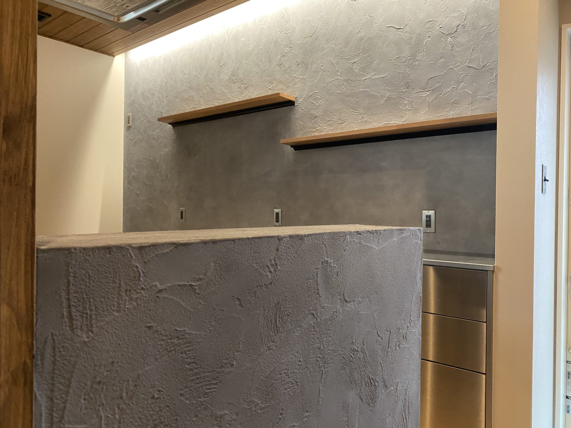 モールテックス・土間モルタル仕上げ（切り文字入り） - 有限